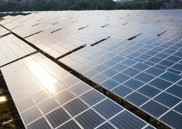 Une ferme solaire par une journée ensoleillée