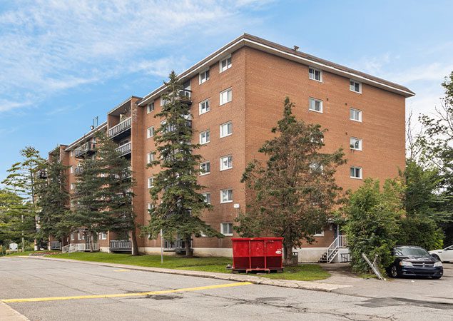 Vue extérieure d’une propriété d’appartements située aux 65 et 71, boulevard Fournier et au 15, rue Bériault à Gatineau (Québec).