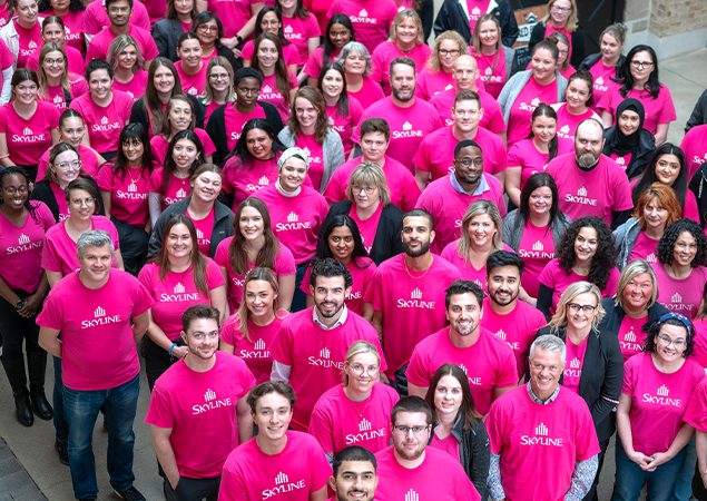 Des membres du personnel arborent fièrement leurs chandails roses