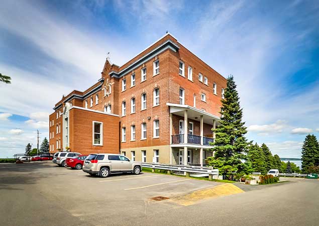 Vue extérieure d’un immeuble d’appartements situé au 367 Sutherland Way à Haileybury (Ontario).