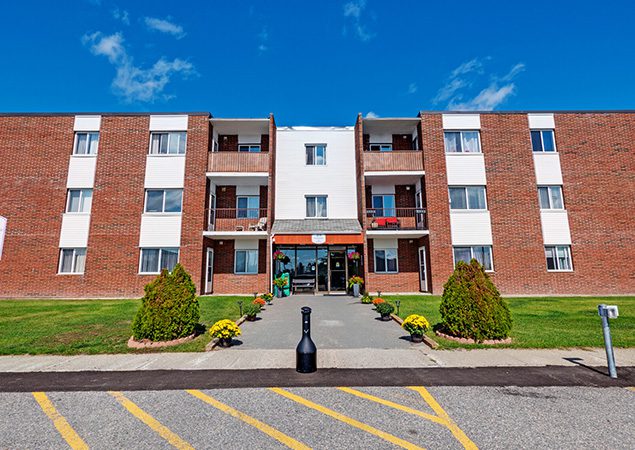 Vue extérieure d’un immeuble d’appartements situé au 1214 Riverside Drive à Timmins (Ontario).